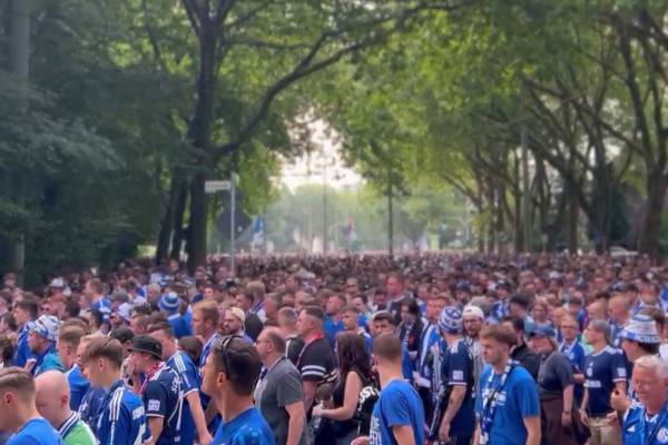 Irrer Fan-Marsch auf Schalke!