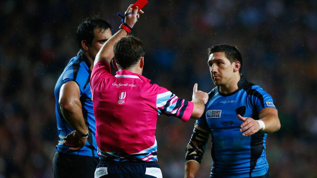 Der Gegner schwächt sich indes selbst: Der Uruguayer Agustin Ormaechea sieht die erste Rote Karte des Turniers