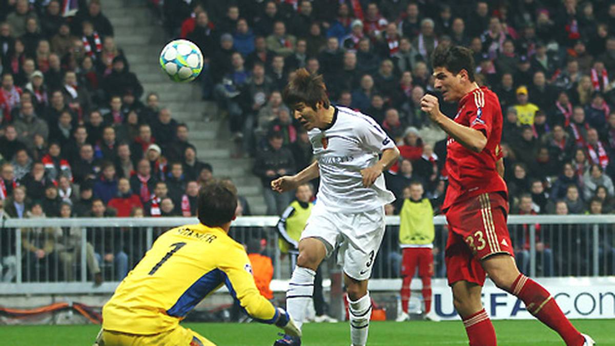 Gomez gelingt zudem noch zweimal ein Hattrick: 2010 beim 4:0 der Bayern bei CFR Cluj und in der Saison 2011/2012 in der Vorrunde beim 3:2 gegen SSC Neapel.  Außer Gomez schaffen dieses Kunststück aus deutscher Sicht nur noch Bernd Hobsch (1993 bei Bremens 5:2 gegen Dynamo Minsk) und Lauterns Uwe Rösler (1998 beim 5:2 gegen HJK Helsinki)