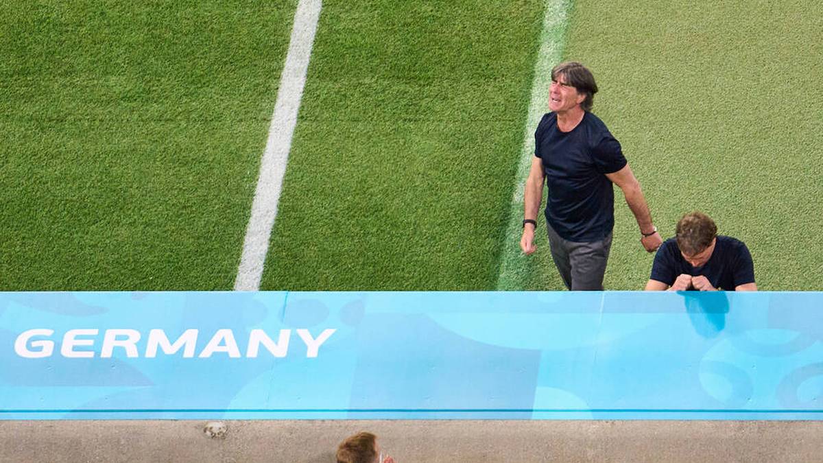 Neben den Rückkehrern bestimmte vor allem die Frage nach dem System die Berichterstattung vor dem Turnier. Während viele Experten die Rückkehr zur Viererkette forderten, hielt Löw weiter an seiner Dreierkette fest