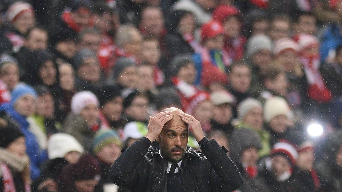 Bayerns Trainer Pep Guardiola macht der Regen mit seiner Frisur wenig aus