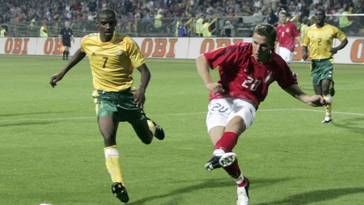 Südafrika zittert vor Deutschlands Nummer 20. Einer seiner Treffer beim 4:2 im Testspiel wird sogar zum "Tor des Monats" gewählt. Besonders zu Beginn seiner Karriere macht der Ur-Kölner diverse spektakuläre Buden. Sein Spruch dazu: "Rein das Ding und ab nach Hause"