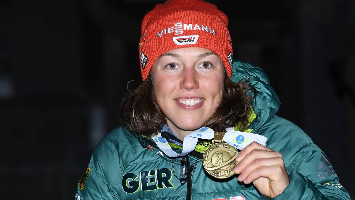 Nach einer "unfassbar harten Saison voller Höhen und Tiefen" entscheidet sie deshalb im Mai "nach längerem Überlegen, meine aktive Biathlon-Karriere zu beenden." Dahlmeier teilt mit, dass sie "nicht mehr die hundertprozentige Leidenschaft, die für den Profisport erforderlich ist", verspüre