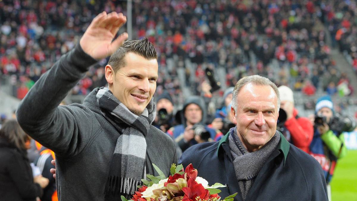 Daniel sagt Servus! Daniel van Buyten wurde am Rande des Champions-League-Spiels des FC Bayern gegen ZSKA Moskau von Karl-Heinz Rummenigge verabschiedet.