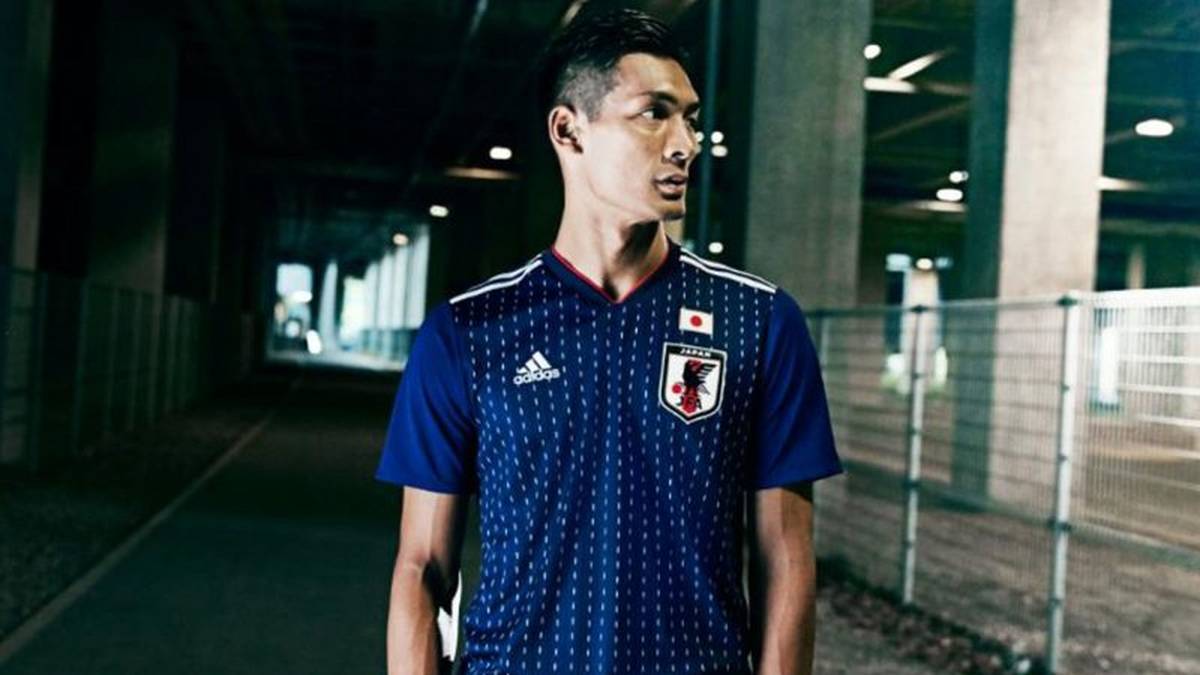 JAPAN (Adidas, 89,95 Euro): Zum klassischen Dunkelblau der Japaner gesellen sich weiße Punkte hinzu