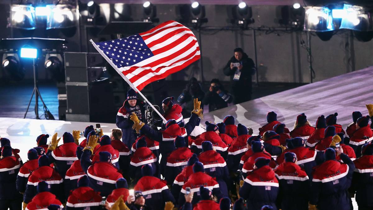 Rennrodlerin Erin Hamlin läuft für die USA vorneweg. Allerdings gab es vorher Ärger - Hamlin und Eisschnellauf-Star Shani Davis hatten bei der Abstimmung beide vier Stimmen erhalten - der Münzwurf entschied zu Gunsten Hamlins