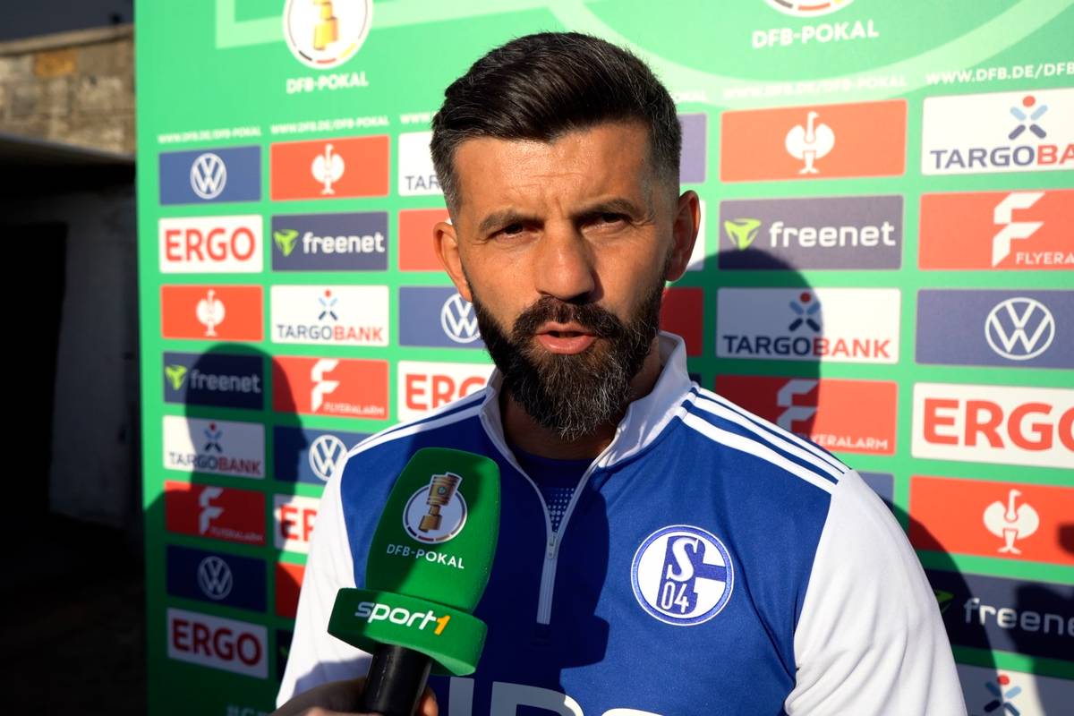 Das DFB-Pokalduell zwischen Lok Leipzig und dem FC Schalke 04 wird wegen einer mutmaßlichen rassistischen Beleidigung gegen Christopher Antwi-Adjei unterbrochen. 