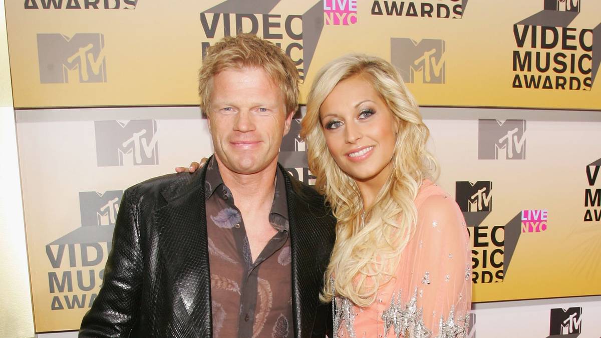 Der "Titan" ist selbst begeisterter Modesünder, wie man an seinem durchsichtigen Hemd erkennen kann