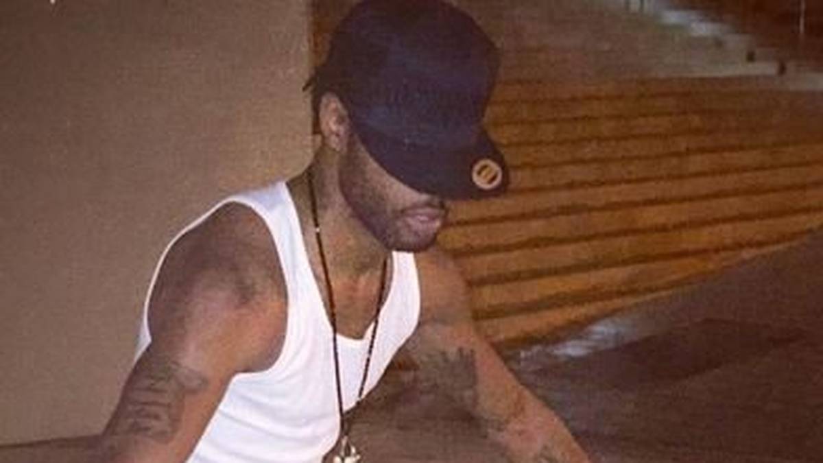 Alex Song ist bekannt für seine kuriosen Outfits. So schlicht diese Kombination auf dem ersten Blick wirkt, ist sie dann aber doch wieder typisch Alex Song