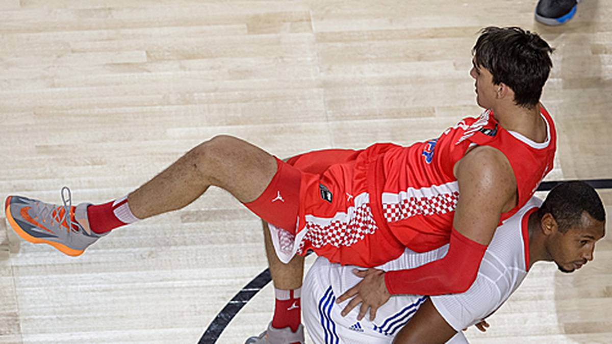 Das härteste Duell des Abends liefern sich Kroatien und Frankreich. Die beiden europäischen Spitzenteams kämpfen um jeden Ball und arbeiten mit allen Tricks...