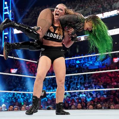 Ronda Rousey erlebt bei den WWE Survivor Series einen schwarzen Abend: Sie erntet für ihr Match teils vernichtende Reaktionen - und Rufe nach Sasha Banks.