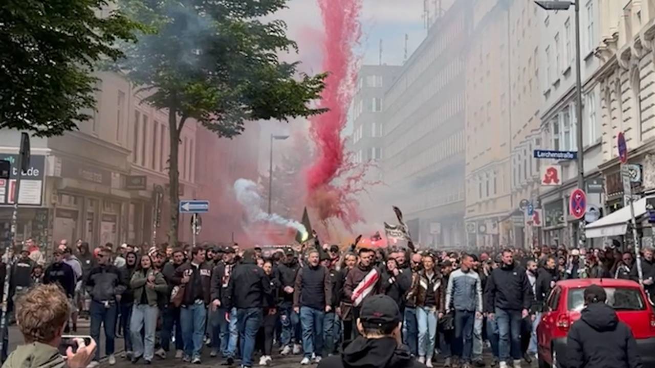 Der Kiez brennt! Gänsehaut-Fanmarsch auf St. Pauli