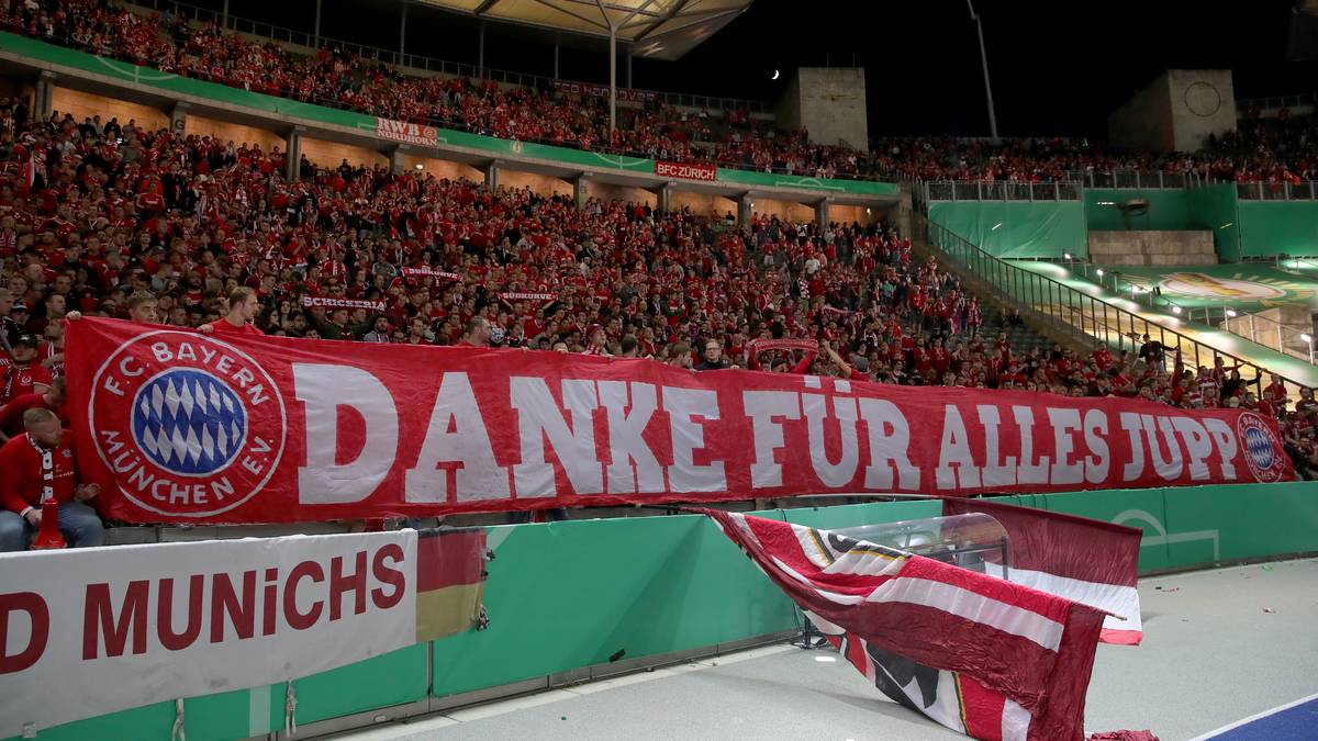 Zum Karriereende erhält der frühere Stürmer noch zahlreiche Komplimente. Die Bayern-Fans ehren Heynckes beim Pokalfinale mit einem Spruchband "Danke für alles, Jupp!"