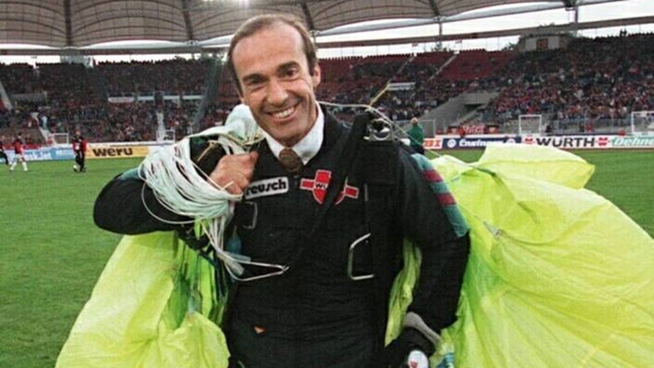 Eberhard Gienger landete als Fallschirmspringer auch schon im Stadion des VfB Stuttgart