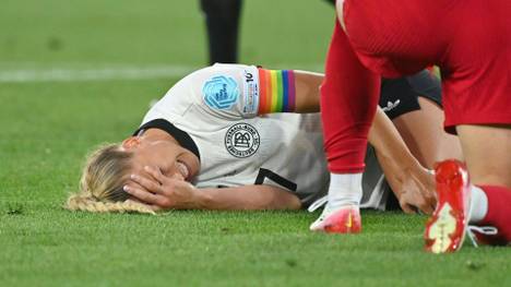 Giulia Gwinn nach ihrem folgenschweren Tackling