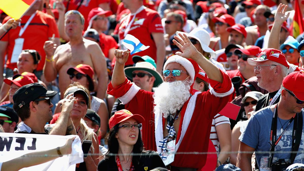Ja, ist denn heut' scho Weihnachten? Bei gut 30 Grad Außentemperatur in einem Weihnachtsmann-Kostüm? Dabei kann es sich natürlich nur um einen Fan des "Iceman" Kimi Räikkönen handeln