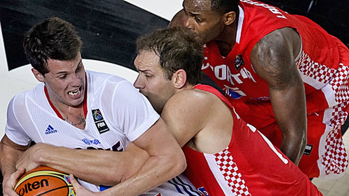Thomas Heurtel (l.) gibt keinen Ball für Frankreich verloren und wird belohnt. "Les Bleus" setzen sich mit 69:64 gegen Bogdan Bogdanovic und Kroatien durch