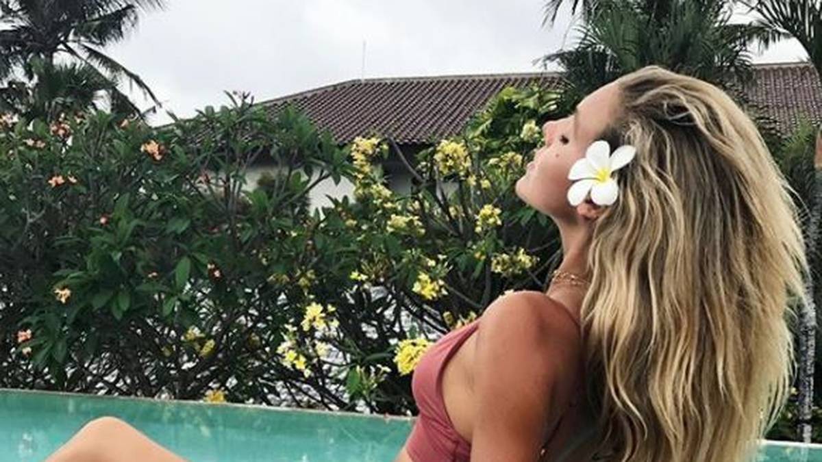 Löwenmähne mit Blume! Bree Kleintop entspannt sich auf der indonesischen Insel Bali