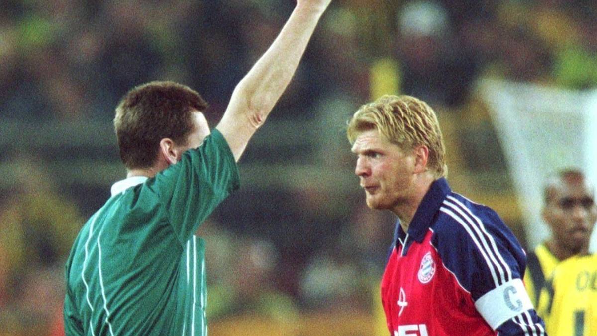 Effenbergs bislang letzter Auftritt in Dortmund: Am 7. April 2001 sieht Effenberg Rot von Schiedsrichter Hartmut Strampe. Vorangegangen ist diese Szene...