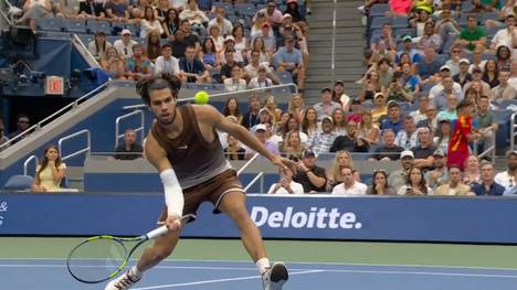 Carlos Alcaraz ist zurück auf der großen Tennisbühne. Der 23-Jährige Spanier zeigte nach über vier Monaten Verletzungspause gewohnt dominant und besiegte Roman Safiullin aus Russland souverän.