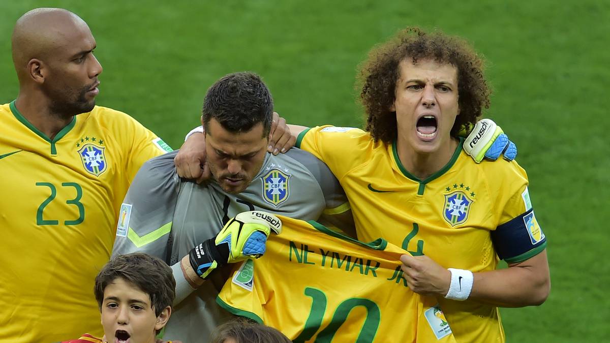 Voller Inbrunst singen Brasiliens Nationalspieler die Hymne vor der Partie. Mit dabei auch ein Trikot von Neymar, der dem Gastgeber verletzt fehlt