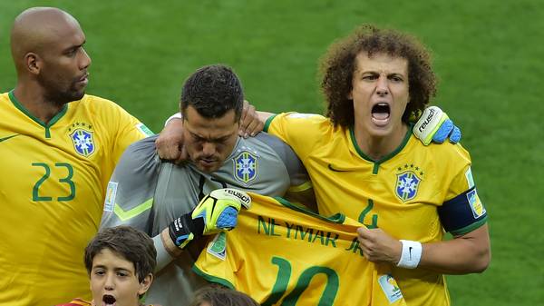 David Luiz hält Neymar-Trikot