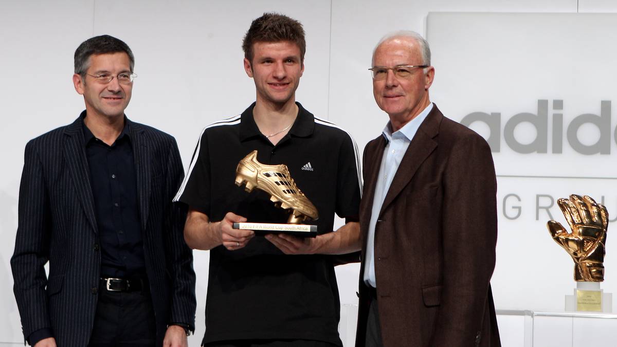 Am Ende des Turniers gewinnt er mit fünf Treffern sogar den Goldenen Schuh für den besten Torschützen der WM-Endrunde 