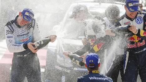 Feiern mit den Großen: Evans darf im Volkswagen-Kreis Champagner sprühen