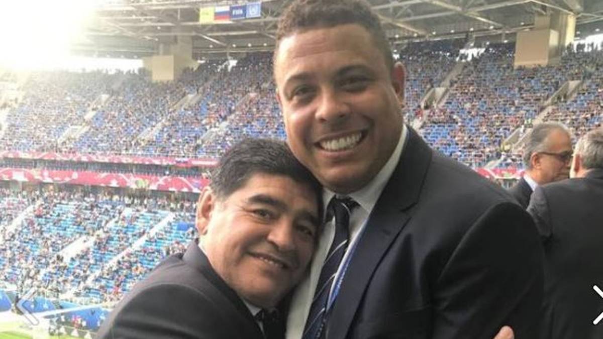 Herzliches Treffen zweier Legenden des Fußballs. Diego Maradona und Ronaldo zeigen sich trotz der traditionellen Rivalität zwischen Argentinien und Brasilien als gute Freunde