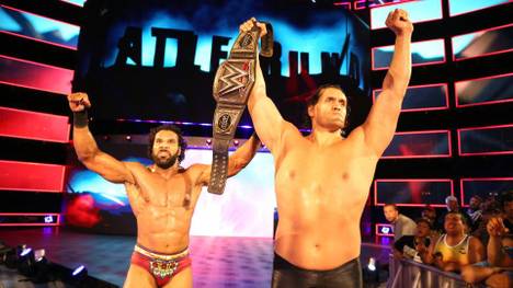 Der Great Khali (r.) soll WWE World Champion Jinder Mahal (l.) unter die Arme greifen