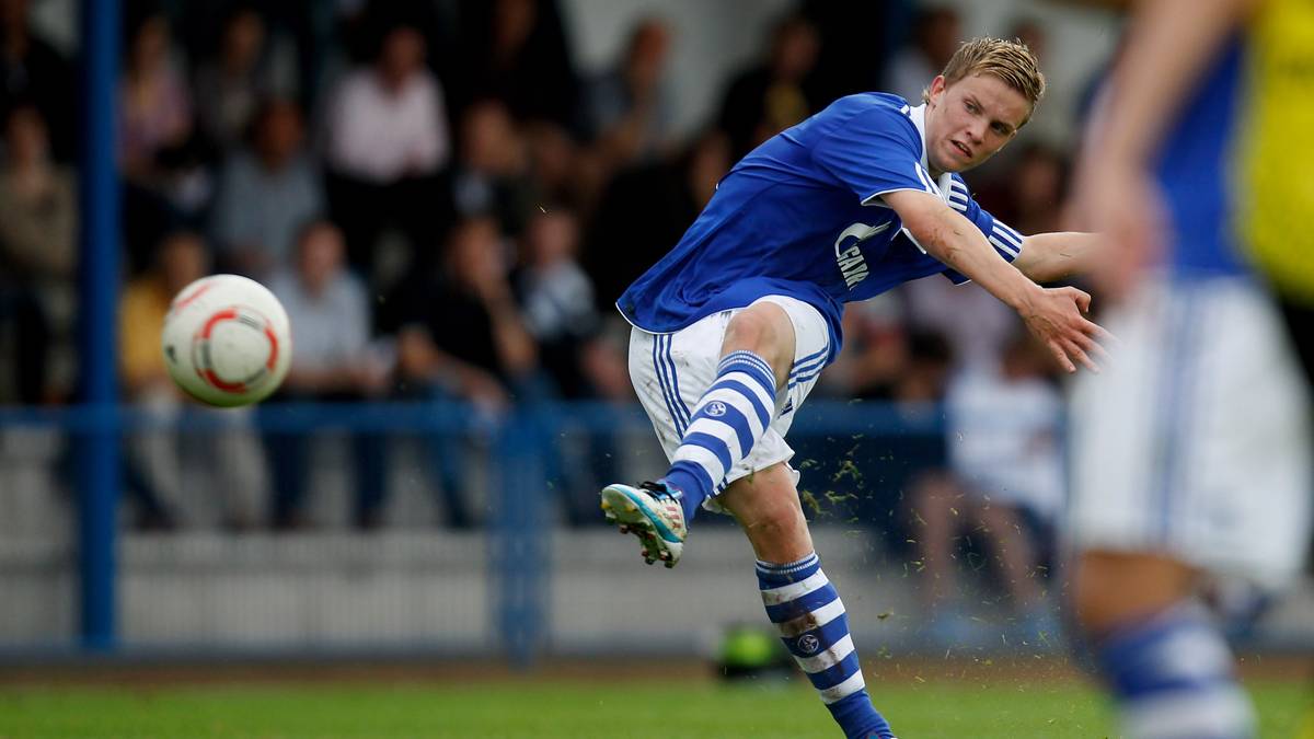 2012: Die Titelverteidigung des VfL Wolfsburg verhindert der FC Schalke 04, der sich im Halbfinale im Elfmeterschießen durchsetzt. Im Sturm der "Knappen" war damals PHILIPP MAX. Angeführt von Kapitän Sead Kolasinac gewinnen die Schalker auch das Finale gegen den FC Bayern. Das Siegtor legt der eingewechselte Max Meyer auf