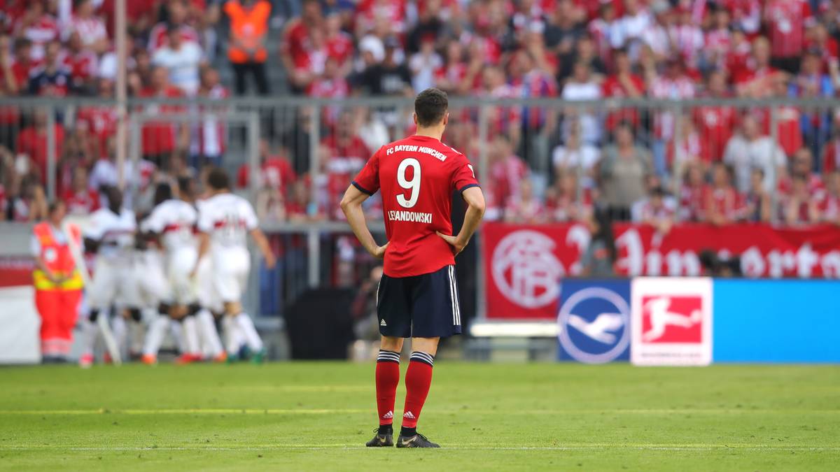 Die Bayern-Bosse blocken erfolgreich alle Anfragen ab und verpassen Lewandowski das Label "unverkäuflich". Doch der Pole lässt nicht locker und meldet sich selbst über seinen Berater Zahavi zu Wort

