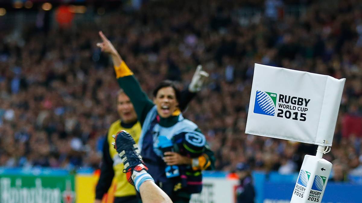 Die Südafrikaner übernehmen schnell das Kommando. Eben Etzebeth legt hier den zweiten Versuch ab. Da kann ihn auch ein Gegenspieler und auch eine Spielfeldmarkierung nicht stoppen.