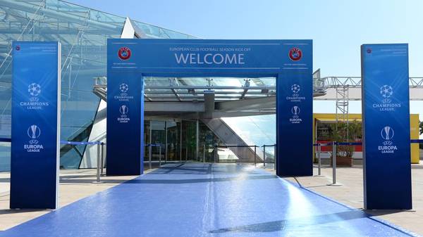 Der blaue Teppich der UEFA in Monaco führt zum Grimaldi Forum, wo Europas Fußballer des Jahres gewählt wird und die Gruppenphase der Champions League ausgelost wird