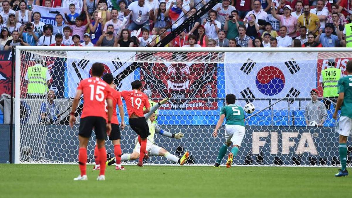 27. JUNI 2018, DEUTSCHLAND-SÜDKOREA 0:2 (VORRUNDE):
Einer der schwärzesten Tage der deutschen Fußball-Geschichte - die Pleite gegen den Außenseiter besiegelte das Vorrunden-Aus für die als Weltmeister angetretene Auswahl von Bundestrainer Joachim Löw. In der 80-jährigen deutschen WM-Historie war dies nie zuvor passiert. Was für eine Blamage. "Das war fast schon arrogant", sagte Löw hinterher