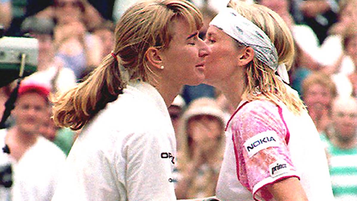 Tennis - Wimbledon-Finale 1993: Die deutsche Tennis-Queen Steffi Graf gewinnt den ersten Satz knapp mit 7:5, bricht dann aber ein und liegt nach einem 1:6 im zweiten, mit 1:4 im dritten zurück. Doch dann dreht sie das Spiel erneut und holt sich mit einem 6:4 ihren bis dato fünften Wimbledon-Titel 