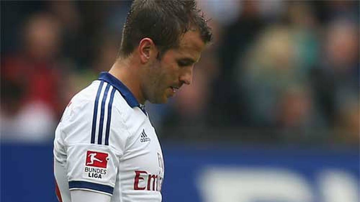 Als Kapitän und Führungsperson der Mannschaft wächst auch die Kritik am Spielmacher, der nach der Sommerpause mit Übergewicht zum Trainingsauftakt erscheint und häufig nicht zu überzeugen weiß