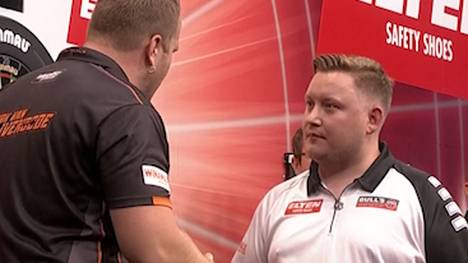 Martin Schindler scheitert im Achtelfinale der German Darts Championship an Dirk van Duijvenbode. "The Wall" vergibt zwei Matchdarts und wird dafür knallhart bestraft.
