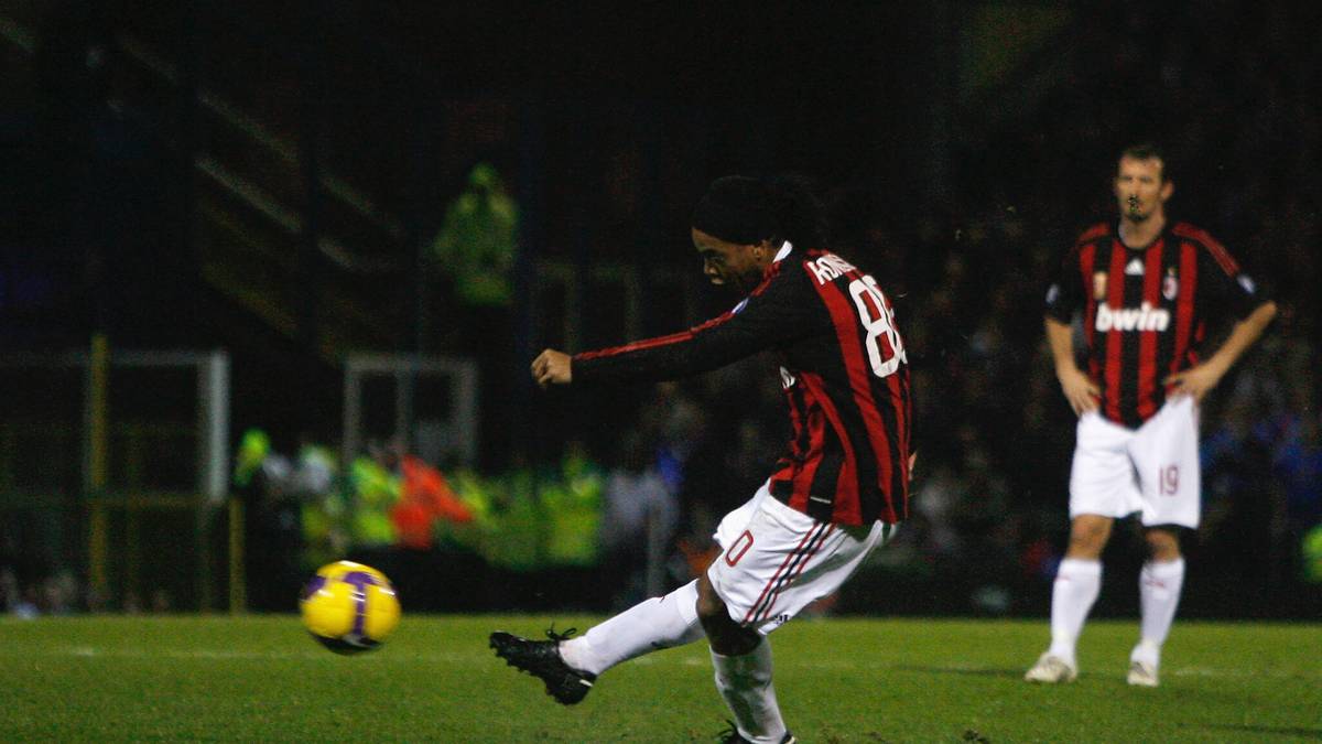 PLATZ 7 - RONALDINHO: Der brasilianische Superstar erzielte in seiner Karriere sage und schreibe 66 Tore per Freistoß. Den vielleicht Schönsten verwandelte er in der Saison 2006/07 für den FC Barcelona gegen Real Saragossa (Tor zum 2:1 in der 85. Spielminute)