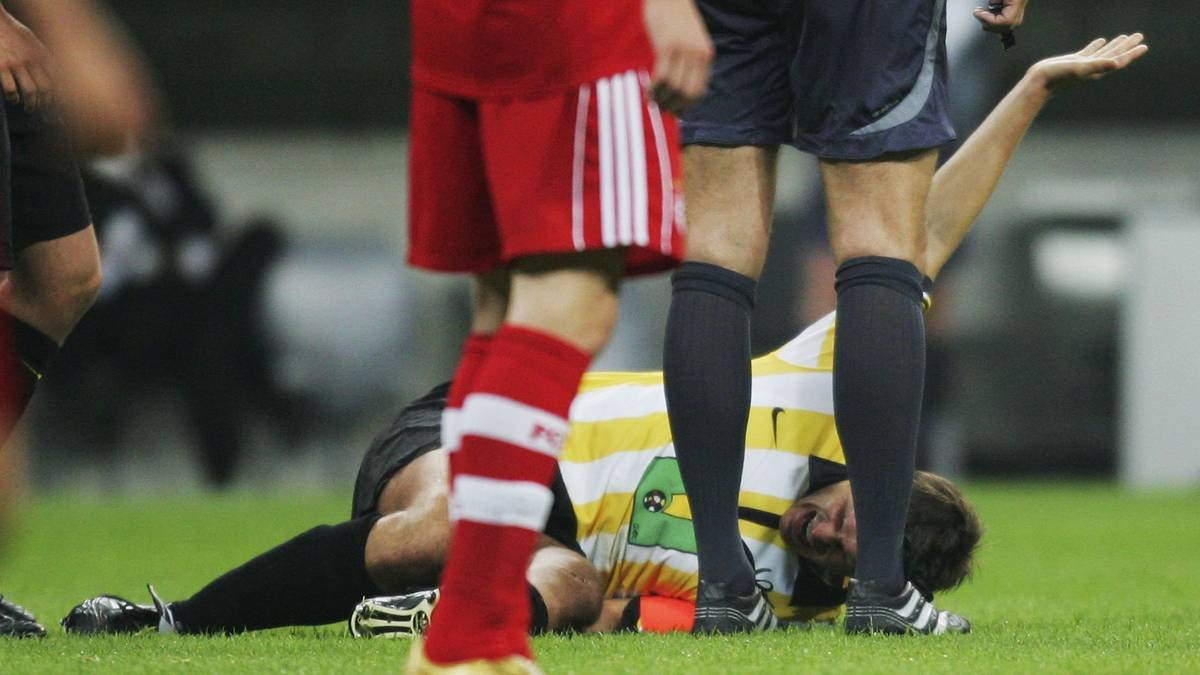 Überschattet wird der Abend von einer schweren Verletzung von Sebastian Kehl. In einem Zweikampf mit Hasan Salihamidzic zieht sich der Dortmunder ein tiefe Risswunde zu, sodass er mit der Trage vom Feld gebracht werden muss 