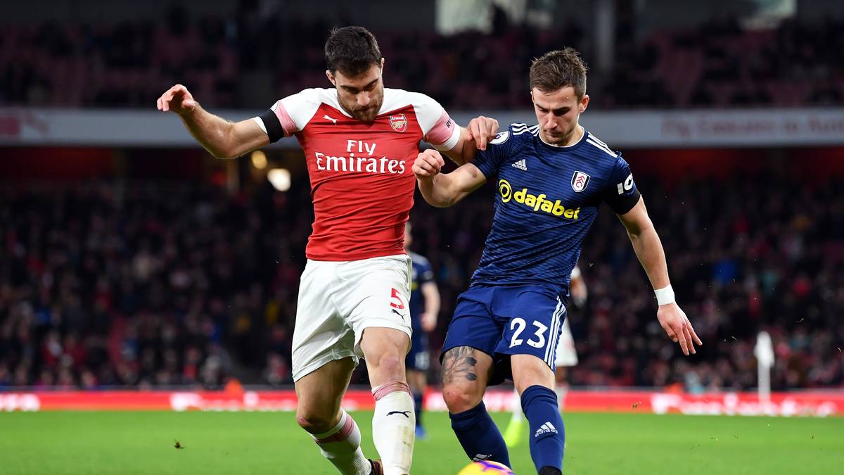 Besser läuft es für den Griechen SOKRATIS. Der ehemalige Abwehrchef des BVB schloss sich für 16 Millionen Euro dem FC Arsenal an. Nachdem er zwischenzeitlich verletzt fehlte, ist der Innenverteidiger aktuell Stammspieler