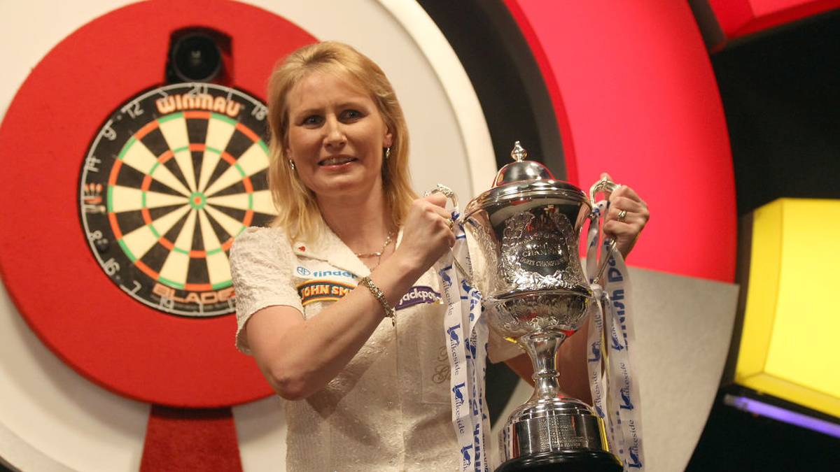 TRINA GULLIVER: Was Phil Taylor für die Männer war, ist Gulliver für die Frauen. Sieben Mal gewinnt sie zwischen 2001 und 2007 den WM-Titel bei der BDO, bis 2016 kommen noch drei weitere WM-Pokale dazu. Doch trotz ihrer großen Erfolge sieht man sie nie auf der Bühne der PDC
