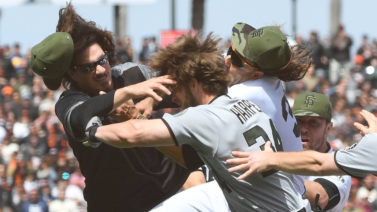 Doch dann kommen Teamkollegen und Betreuer hinzu, um Harper und Strickland zu trennen