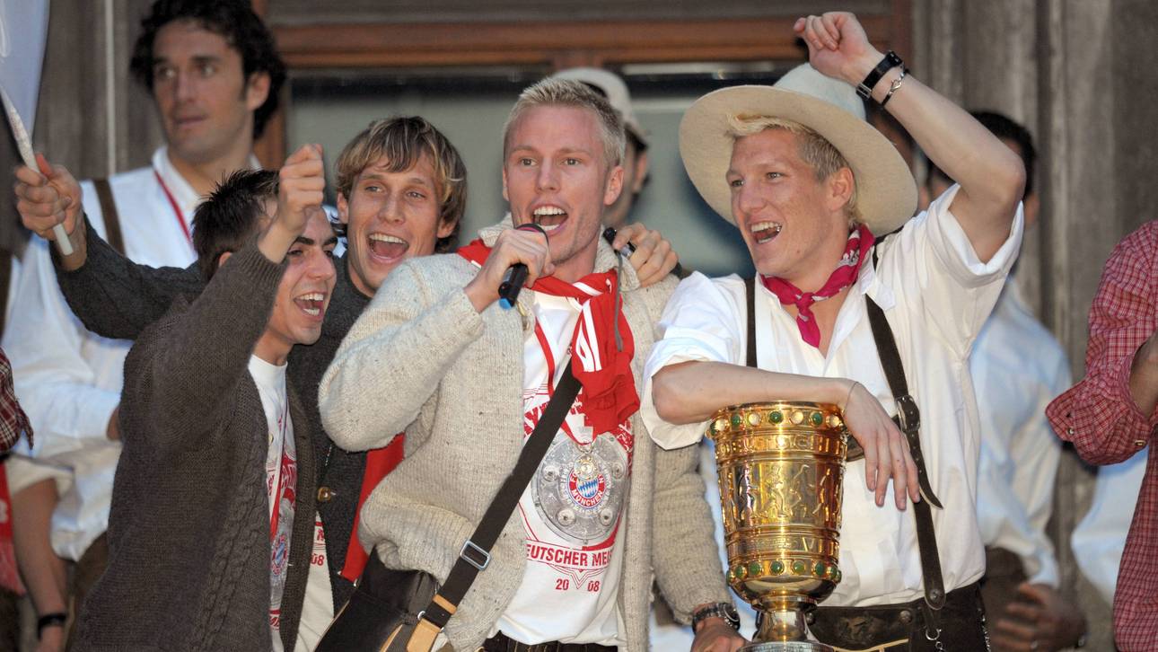 Christian Lell (M.) bei einer Meisterfeier gemeinsam mit Philipp Lahm und Bastian Schweinsteiger