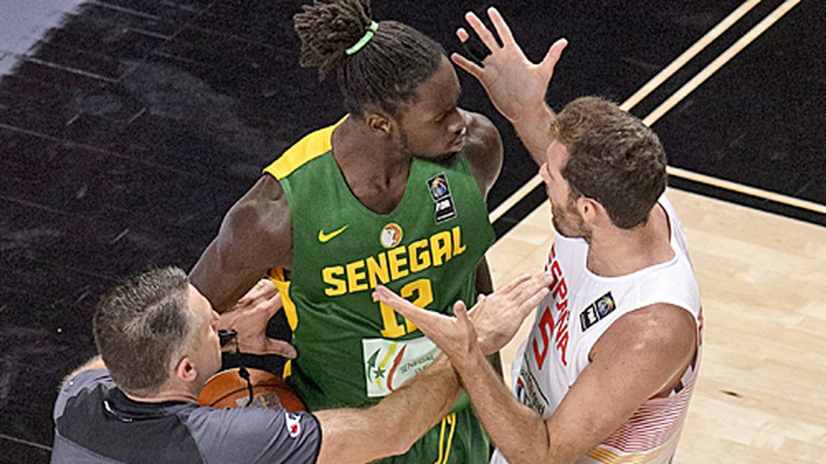 Den Abschluss bildet Gastgeber Spanien, die gegen Underdog Senegal ran müssen. Ein Spaziergang wird die Partie am Anfang nicht. Rudy Fernandez (r.) reagiert giftig und schubst Maurice Ndour übers Feld. Technische Fouls für beide sind die Folge...