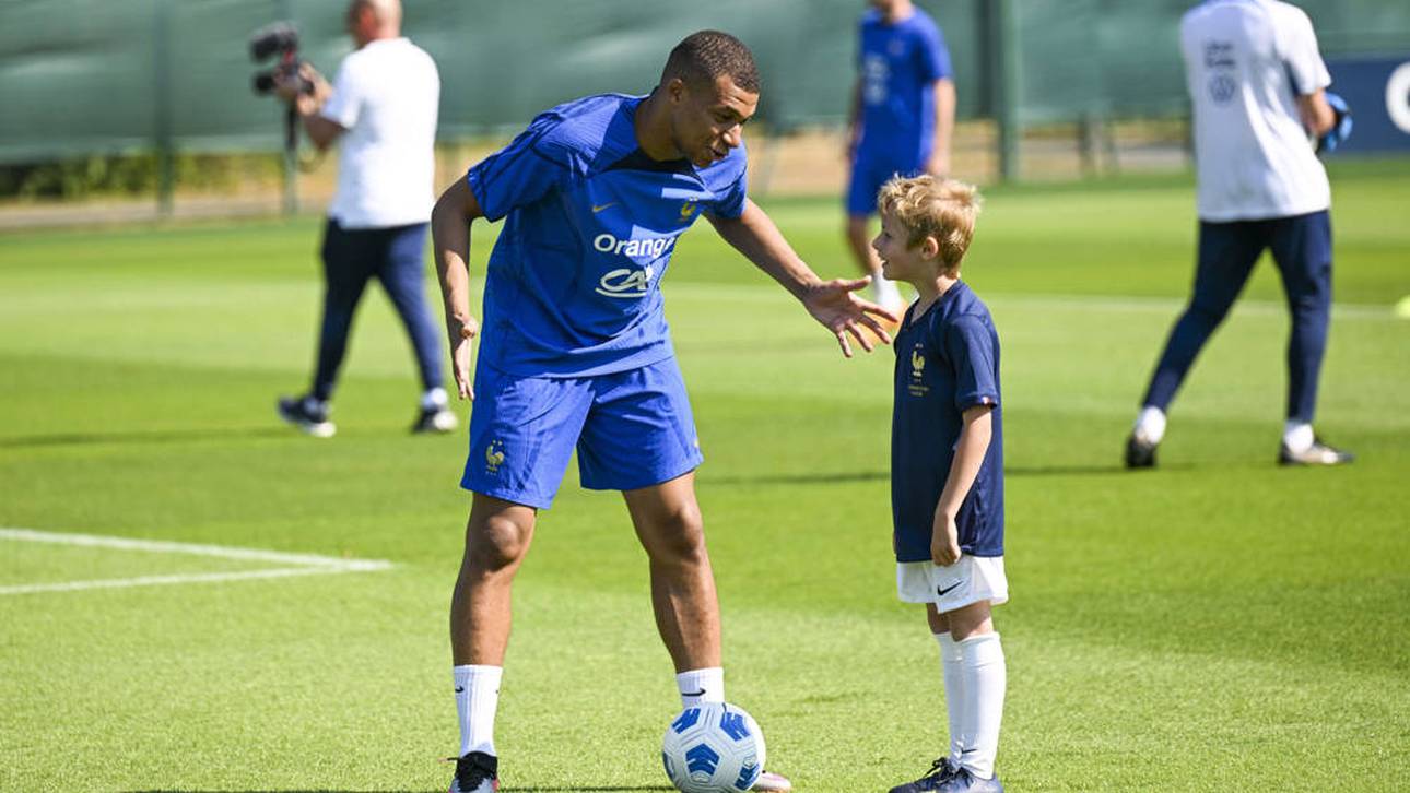 Fußballzwerge fordern Giganten