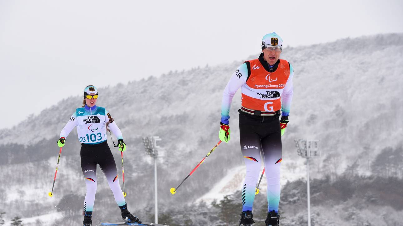 Klug trägt Fahne bei Schlussfeier