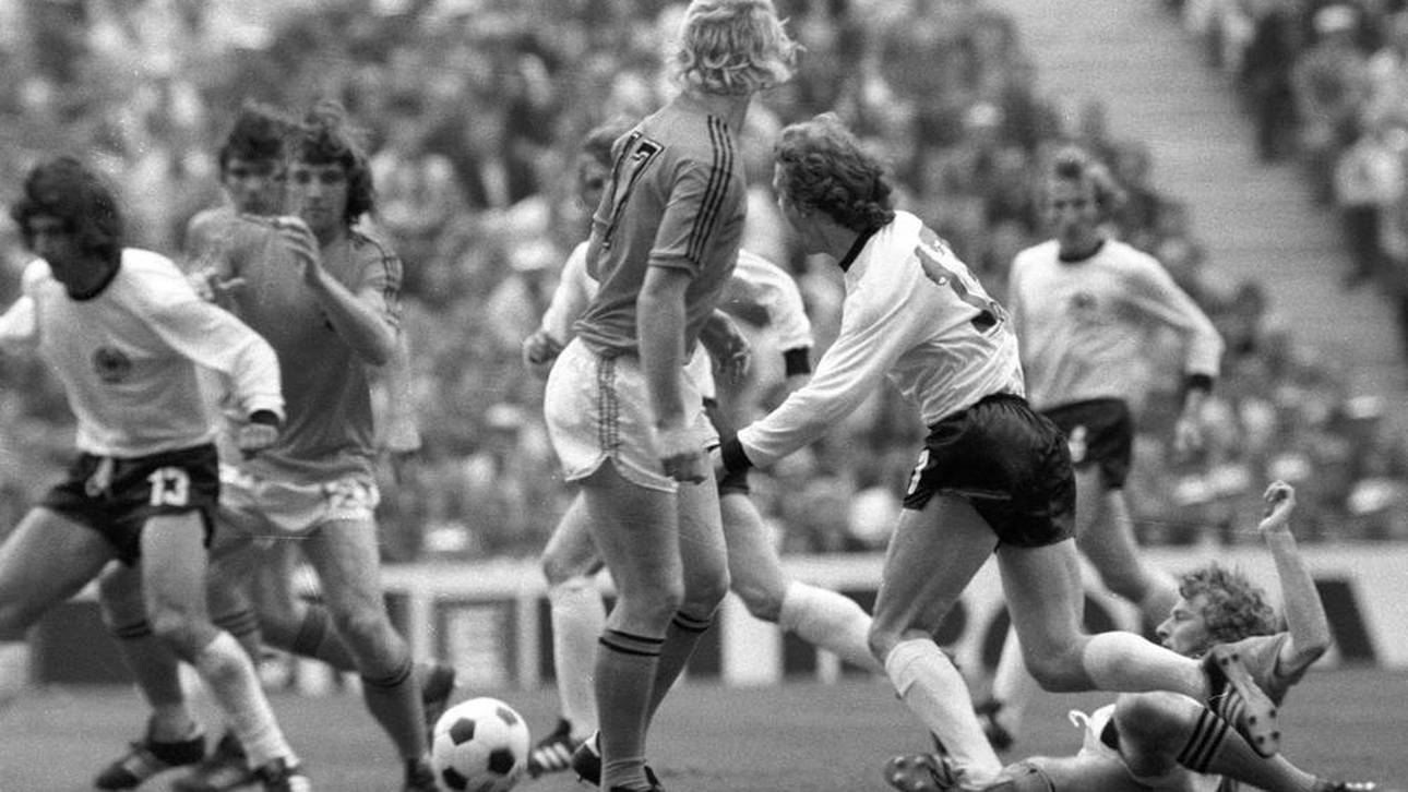 Elfmeterreif: Bernd Hölzenbein (2.v.re.,) wird im WM-Finale von Wim Jansen aus den Niederlanden gefoult