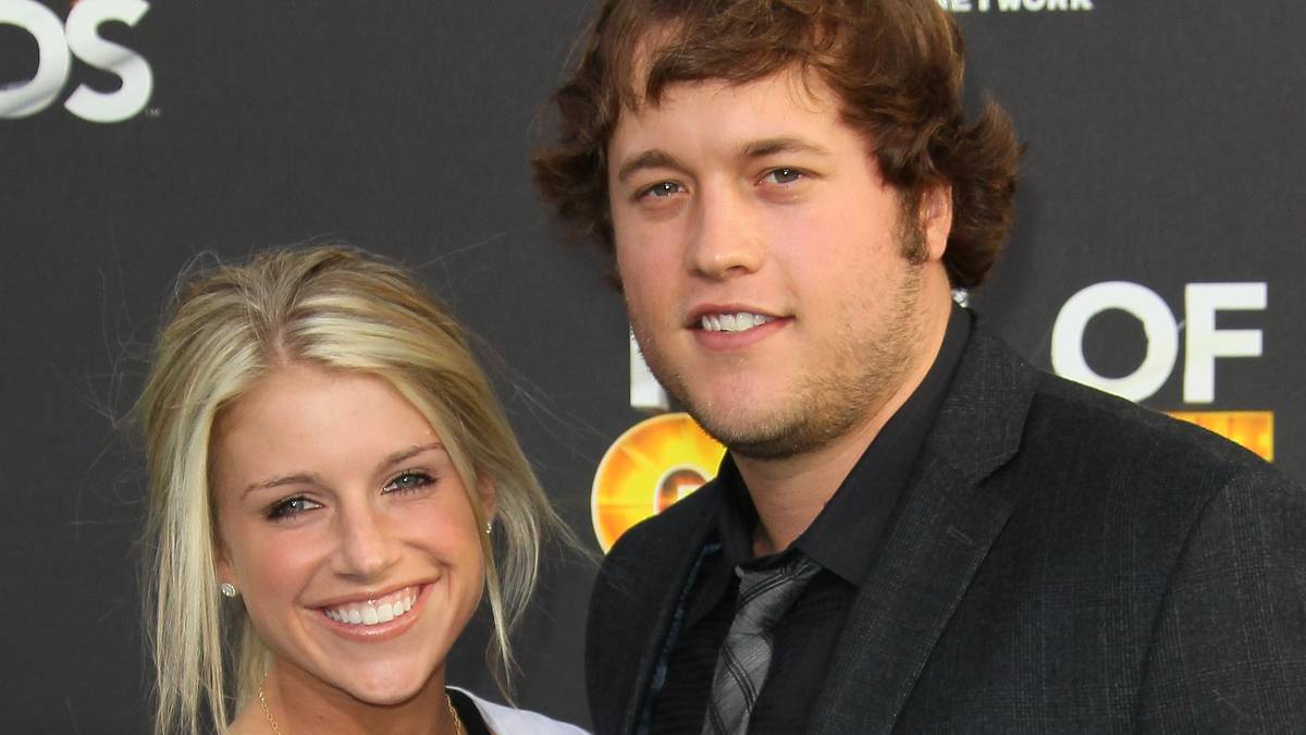 Lions-Quarterback Matthew Stafford und Kelly Hall kennen sich bereits vom College. Mittlerweile ist das Paar verheiratet und Eltern von eineiigen Zwillingen sowie einer weiteren Tochter. 2019 musste sie sich wegen eines Gehirntumors einer zwölfstündigen Operation unterziehen