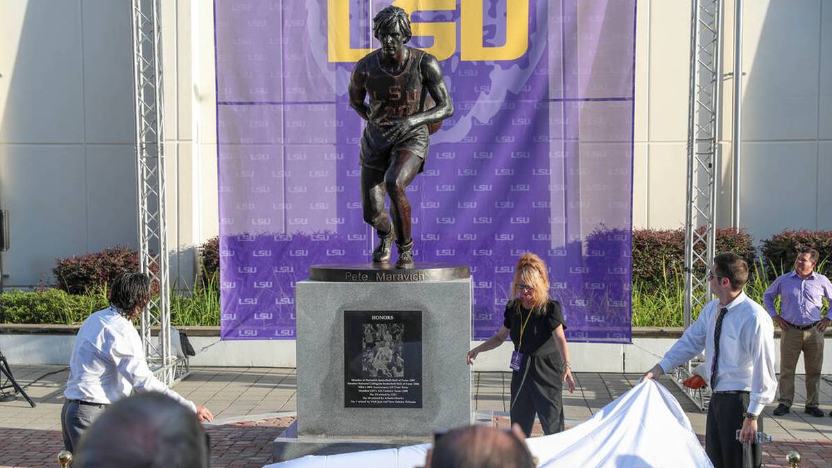 Petes Witwe Jackie Maravich enthüllte 2022 eine Statue auf dem LSU-Campus